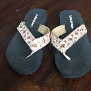 Union bay Flip Flops Size 6. Color is rose gold.